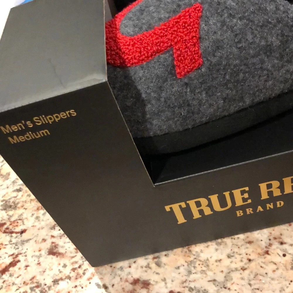 True Religion M (9-10) Slippers
